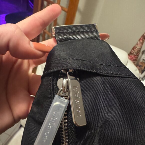 BRAND NEW Everywhere Belt Bag Extra Large 4L Metal Hardware - Picture 4 of 5